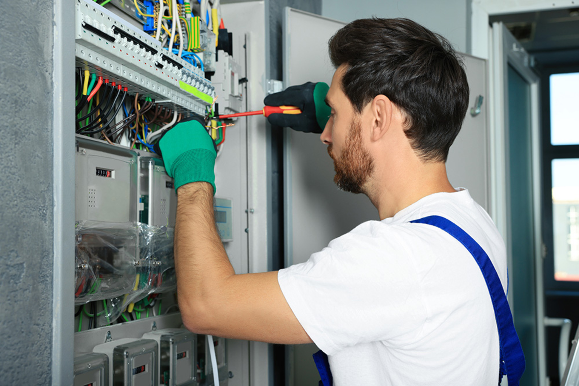 Nieder&shy;spannungs&shy;anlagen bei Moderne Energiesysteme 360° GmbH in Besigheim