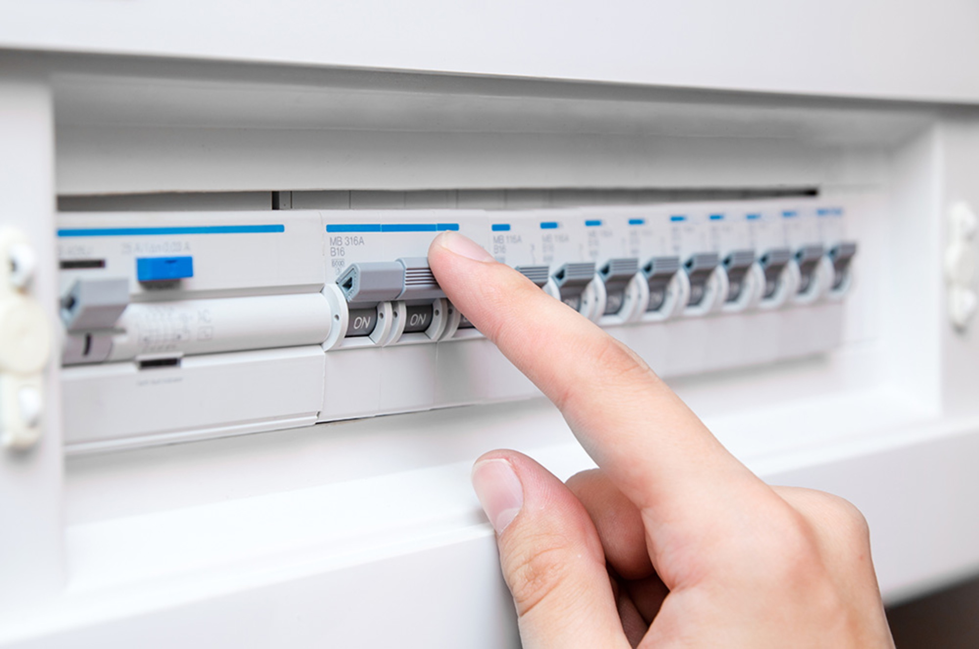 Schalt&shy;schrank&shy;bau bei Moderne Energiesysteme 360° GmbH in Besigheim